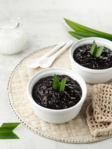 Bubur Ketan Hitam, postre indonesio. Gachas de arroz glutinoso negro con leche de coco, azúcar