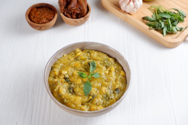 Bubur manado o papilla tinutuan Comida indonesia papilla de arroz tradicional Manado