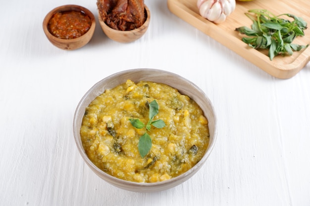 Bubur manado o papilla tinutuan Comida indonesia papilla de arroz tradicional Manado