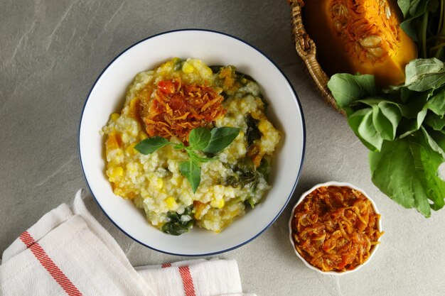 Bubur Manado traditioneller Reisbrei gemischt mit Kürbis-Mais-Gemüse