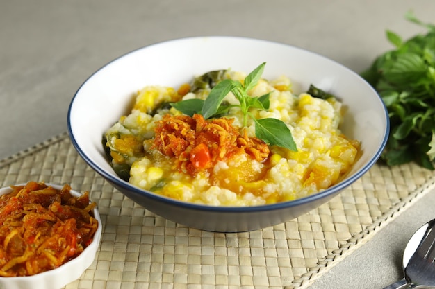 Bubur Manado traditioneller Reisbrei gemischt mit Kürbis-Mais-Gemüse