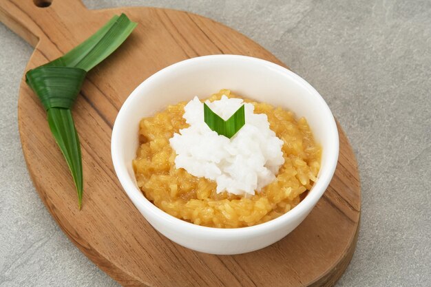 Bubur Merah Putih Feito de arroz, açúcar castanho, leite de coco, folhas de pandan, comida indonésia