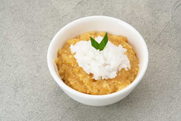 Bubur Merah Putih Feito de arroz, açúcar castanho, leite de coco, folhas de pandan, comida indonésia