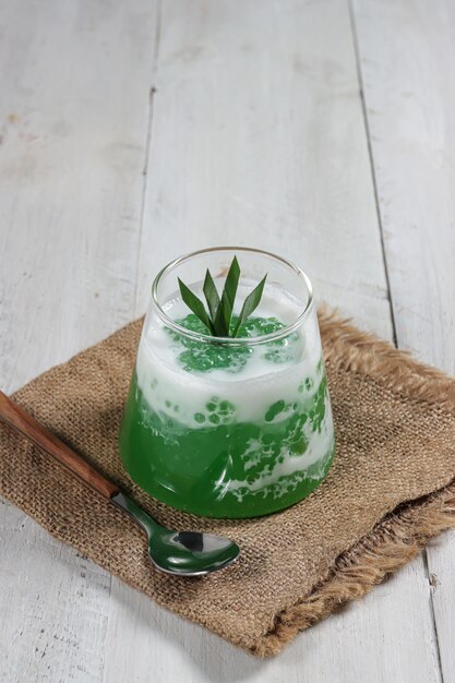 Bubur Mutiara Pandan Papilla dulce tradicional indonesia para el postre de perlas de tapioca