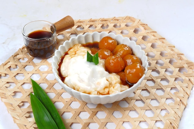 Bubur Sumsum Biji Salak ou bubur Candil, mingau de farinha de arroz indonésio, popular durante o Ramadã