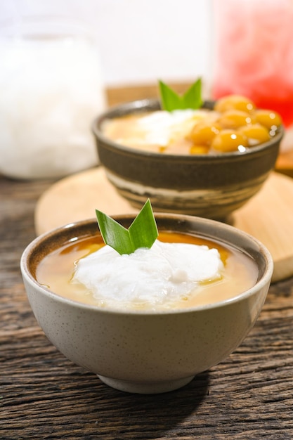 Bubur Sumsum servido em mesa de madeira Comida tradicional indonésia Refeição iftar do Ramadã