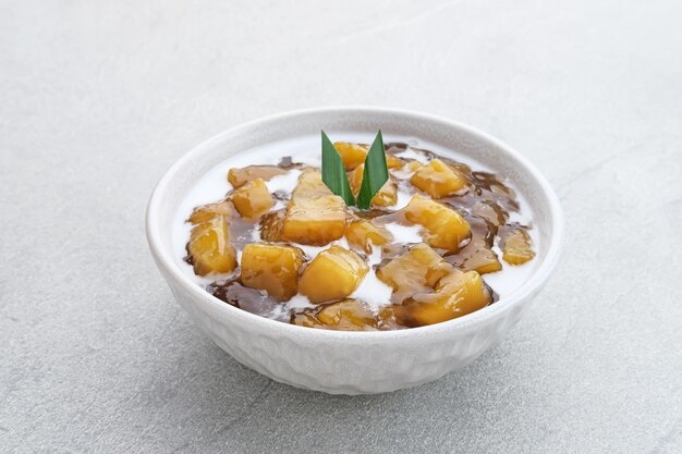 Bubur Ubi atau Jenang Telo ist ein indonesisches Dessert aus Süßkartoffeln, Palmzucker und Tapioka