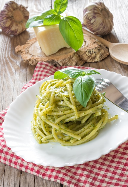 Bucatini-Nudeln von Pesto