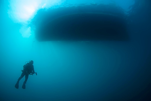 Buceador en el azul bajo el barco