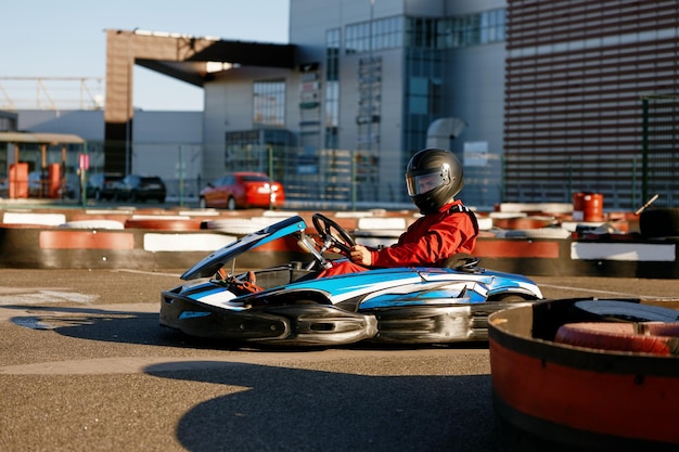 Buceador compitiendo en una pista de gocart al aire libre disfrutando de una actividad competitiva