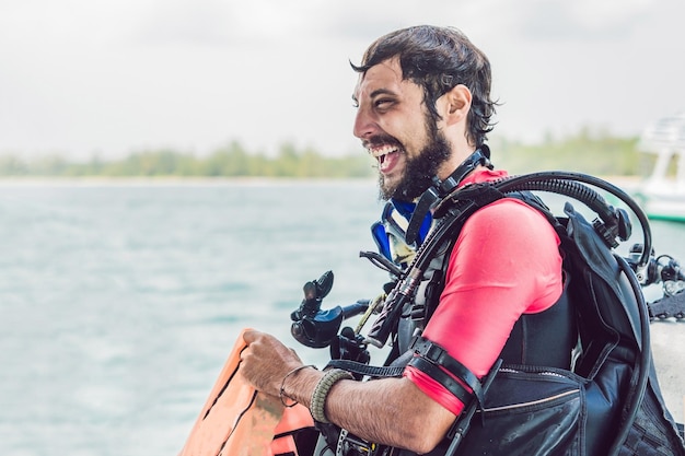 Buceador feliz regresa al barco después de bucear.