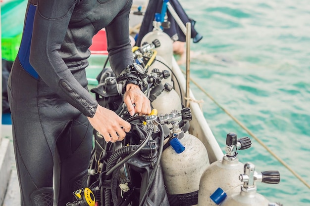 Buceador preparándose para sumergirse en el mar