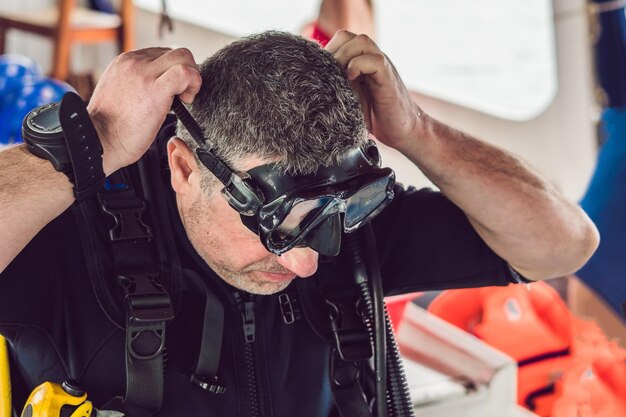 Buceador preparándose para sumergirse en el mar