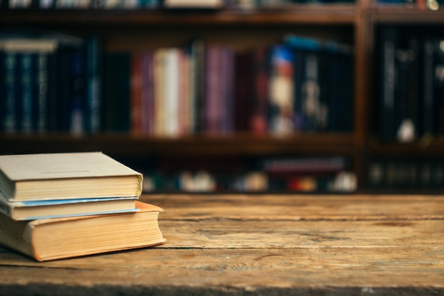 Buch auf dem Tisch in der Bibliothek