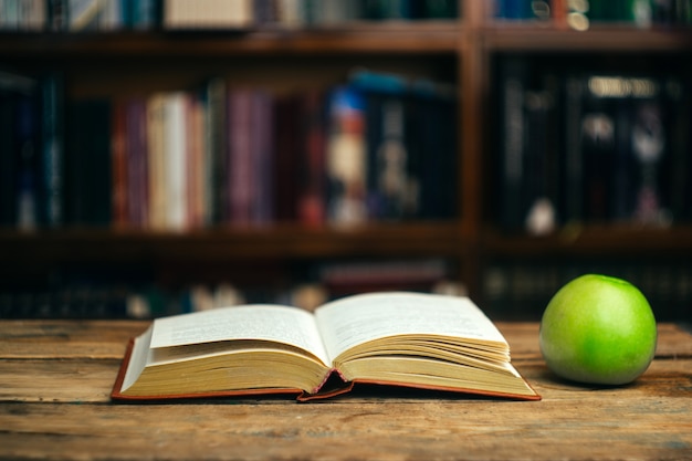 Buch auf dem Tisch in der Bibliothek