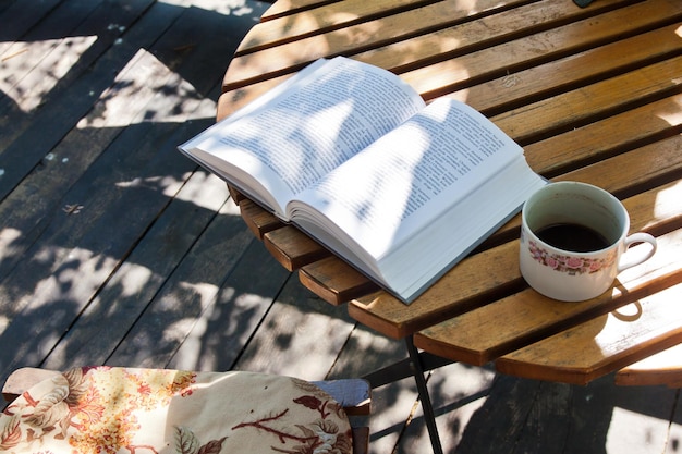 Buch und Kaffee auf Holztisch