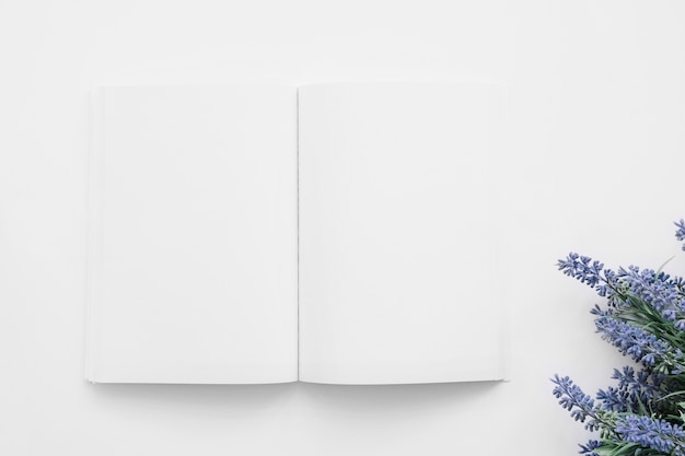 Foto buchdeckel mockup mit blumendekoration