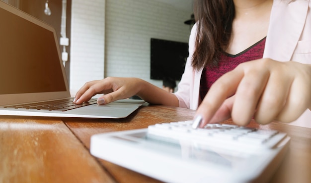 Buchhalter Arbeitsfrauen verwenden Taschenrechner mit Spreadsheet Dokument Informationen Finanzkonzept