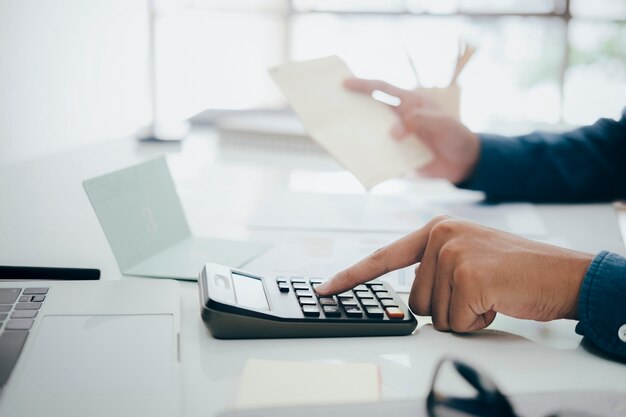 Buchhalter oder Bankier berechnen die Geldrechnung.