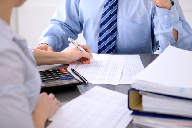 Buchhalter oder Finanzinspektor, die einen Bericht zur Berechnung oder Überprüfung des Saldos erstellen Audit-Konzept