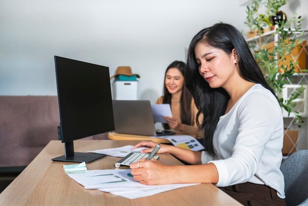 Buchhalter oder Rechnungsprüfer, der im Büro mit einem Computer arbeitet