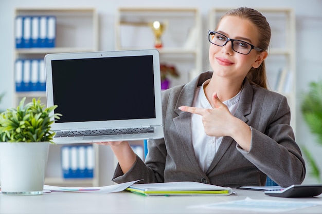 Buchhalterin der jungen Geschäftsfrau, die im Büro arbeitet