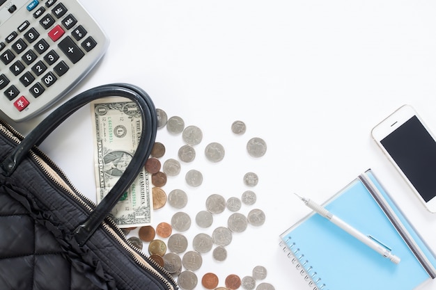 Buchhaltung Konzept mit Taschenrechner, Geld, Handtasche, Notebook und mobile Gerät auf weißem Hintergrund