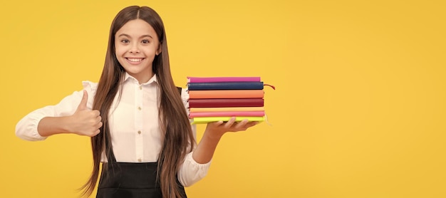 Buchhandlung pädagogische Kinderliteratur Porträt von Schülerin Banner Header Schulkind Gesicht isoliert Panorama-Hintergrund mit Textfreiraum