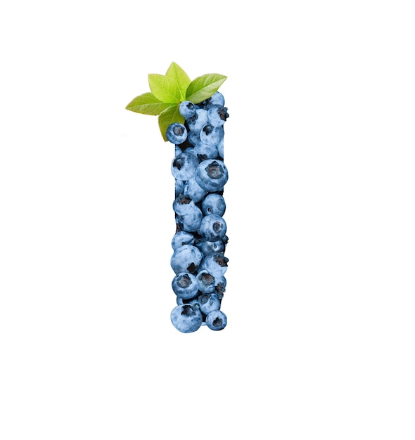 Foto buchstabe i, hergestellt mit frischen blaubeeren, isoliert auf weiss. bluberries-schriftart des vollständigen alphabets aus großbuchstaben.