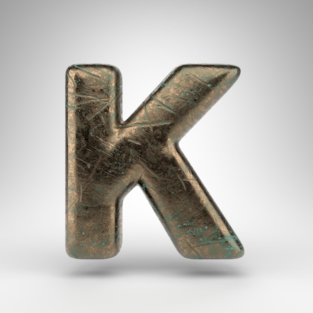 Buchstabe K Großbuchstaben auf weißem Hintergrund. Bronze 3D gerenderte Schriftart mit oxidierter zerkratzter Textur.