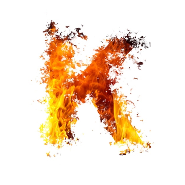 Buchstabe K, hergestellt mit Feuerflammen, isoliert auf weiss. Feuerflammenschrift des vollständigen Alphabets aus Großbuchstaben.