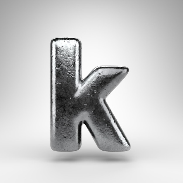 Buchstabe K Kleinbuchstaben auf weißem Hintergrund. Eisen 3D gerenderte Schriftart mit glänzender Metallstruktur.