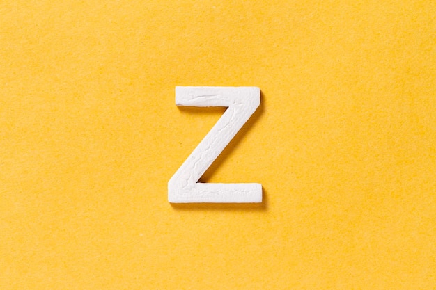 Buchstabe Z des Alphabets lokalisiert auf Draufsicht des gelben Hintergrundes