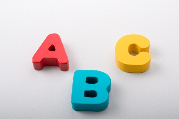 Buchstaben des ABC des Alphabets auf weißer Farbe