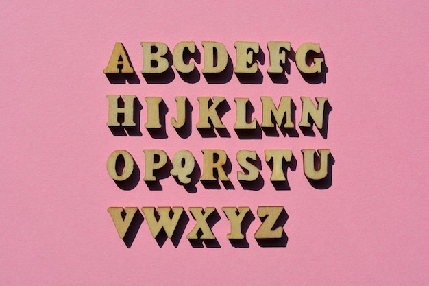 Buchstaben des Alphabets A bis Z auf rosa Hintergrund
