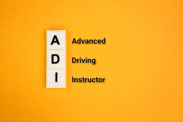 Buchstaben des Alphabets ADI oder das Wort Advanced Driving Instructor.