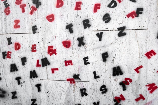 Buchstaben des Alphabets an eine Wand gemalt