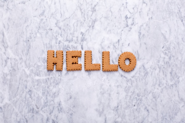 Buchstaben Tasy Cookies Hallo auf Marmor