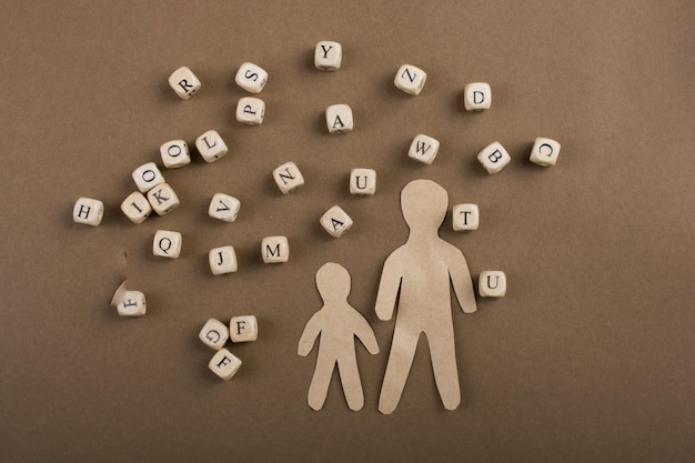 Foto buchstabenwürfel aus holz und männerfigur