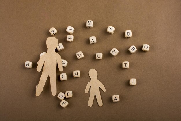 Foto buchstabenwürfel aus holz und männerfiguren