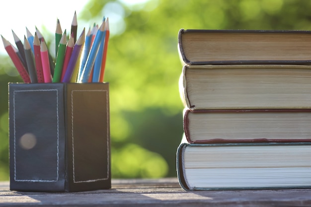 Buchstapelhintergrundtisch aus Holz im Freien