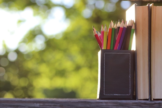 Buchstapelhintergrundtisch aus Holz im Freien