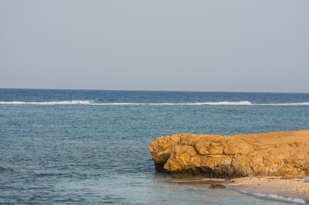 Bucht am Meer mit blauem Himmel im Urlaub