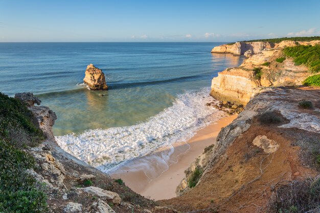 Bucht auf dem Ozean mit schönen blauen Wellen. Portugal Algarve.