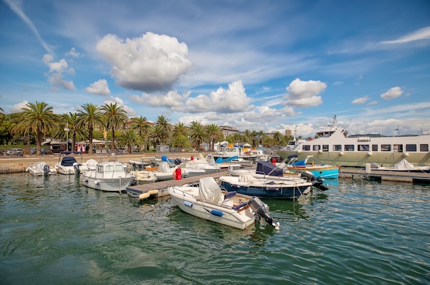 Bucht und kleiner Seehafen mit Booten in La Spezia. Mittelmeer, Ligurien, Italien