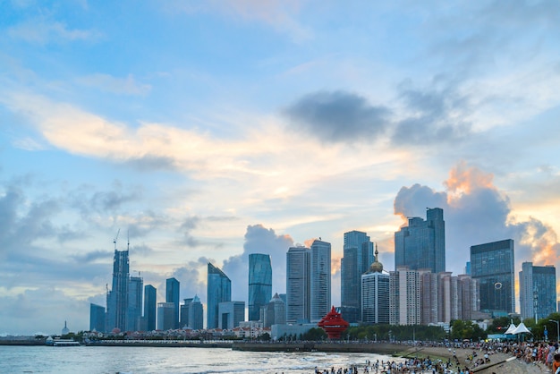 Bucht und moderne Stadtskyline in Qingdao, China