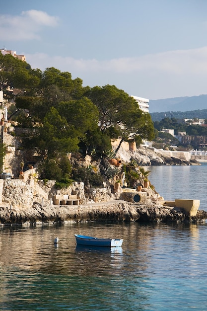 Bucht von Camp de Mar mit Fischerboot, Mallorca, Balearen, Spanien