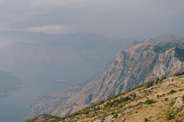 Bucht von Kotor im Nebelberg lovcen montenegro