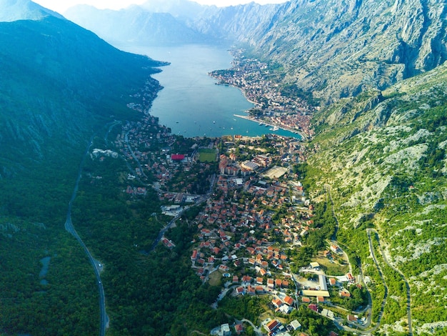 Bucht von Kotor mit Stränden und Hotels und der Adria vor dem Hintergrund eines sonnigen Himmels