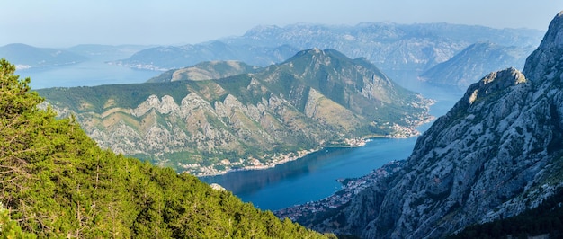 Bucht von Kotor nebligen Sommerblick von oben Montenegro